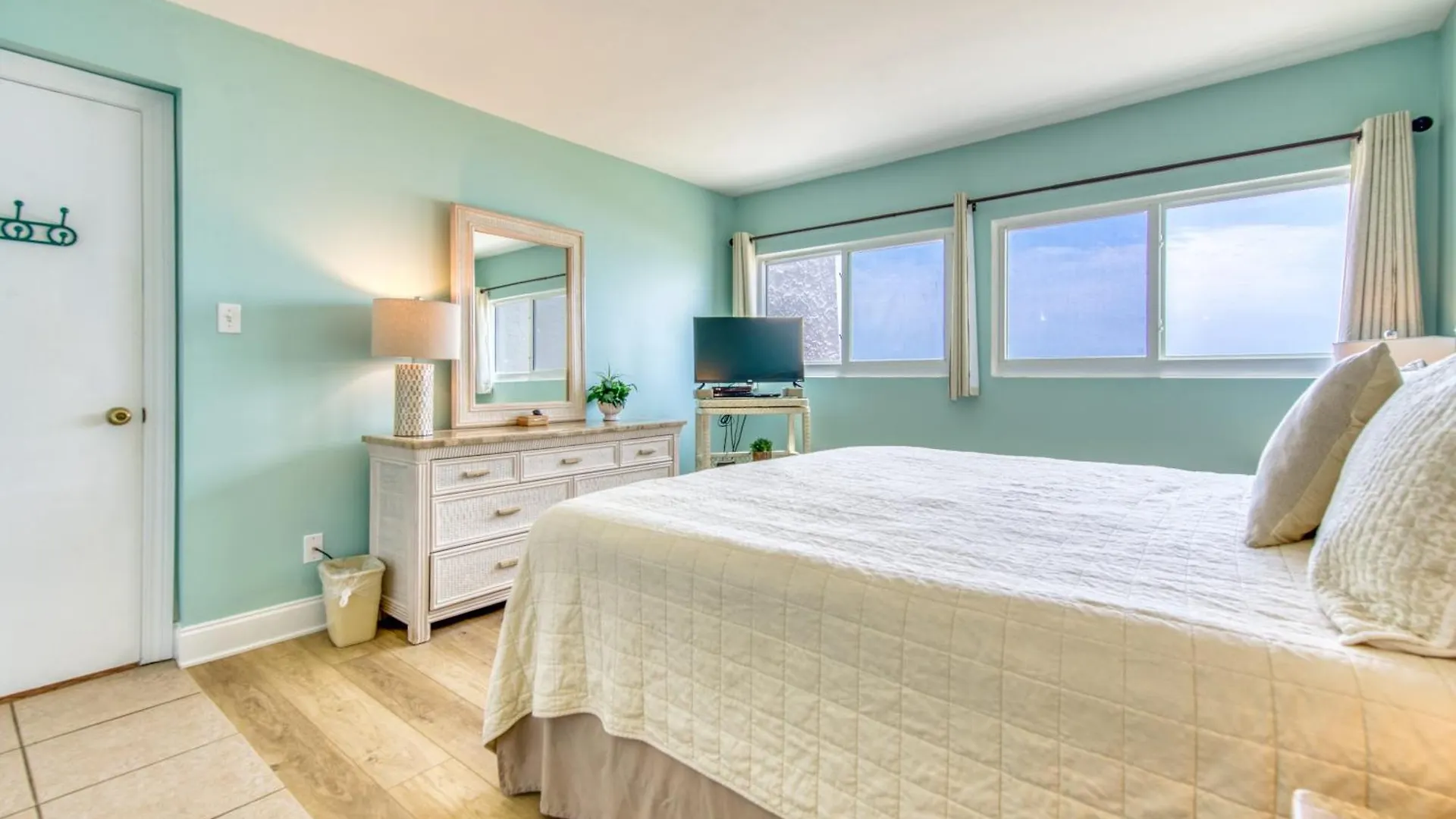 Beach House Condominiums D104 - Beachfront With Pool, Wifi, & Beach Service Destin