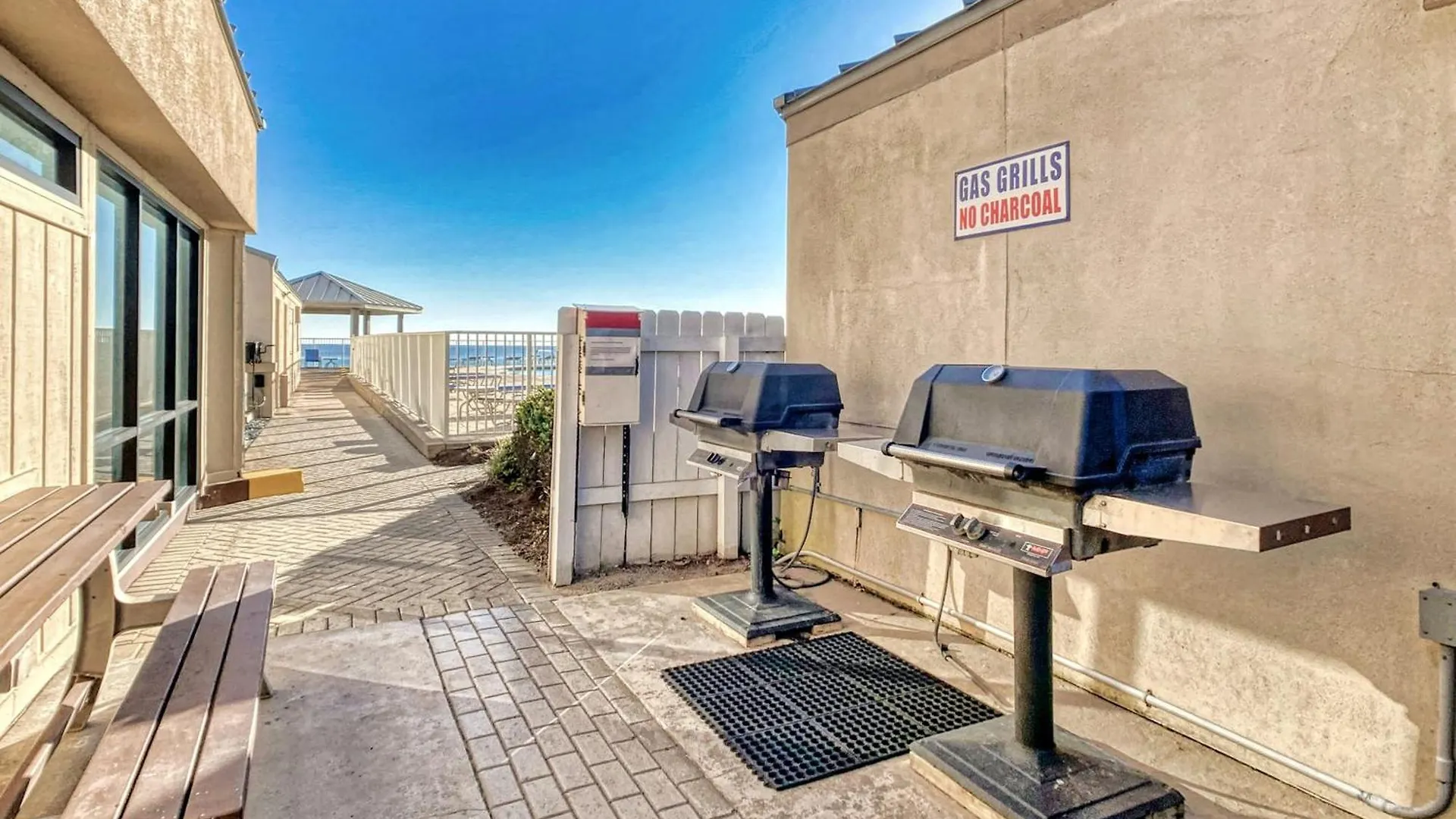 Apartment Beach House Condominiums D104 - Beachfront With Pool, Wifi, & Beach Service Destin United States